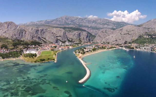 Apartments with a parking space Omis - 5988