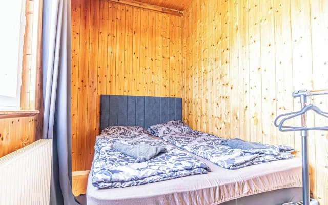 Cozy 3BR Apt with Garden Sleeps 10