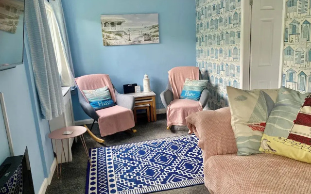 Large 3 bed Chalet -sleeps 6- dog Friendly- Garden