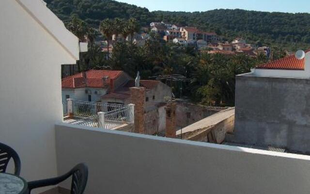 Apartments and Rooms Dis