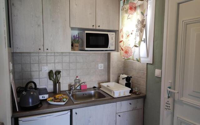 Thalassa Apartments & Studios