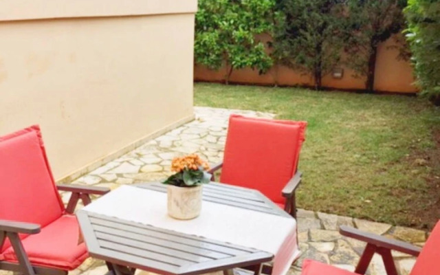 Quiet bright house next to the sea in Lagonisi