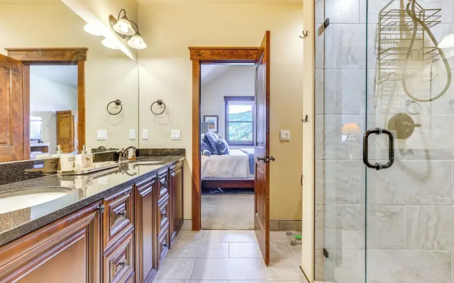 Ski Shuttle & Community Perks: Keystone Townhome