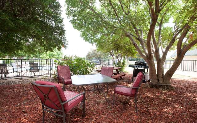 Days Inn by Wyndham Clinton