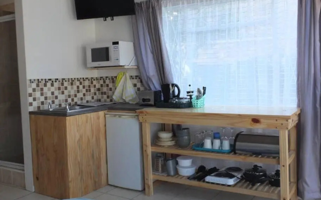 Heron Place sunny self-catering garden flatlet