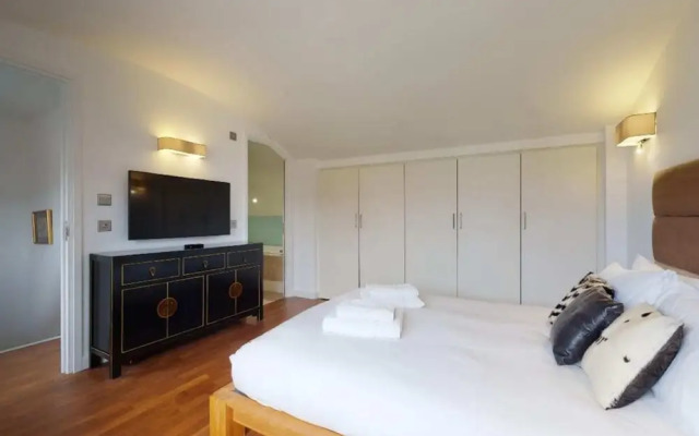 Short let - Penthouse Apartment With West-facing Terrace