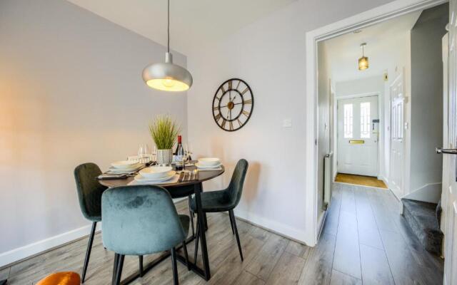 Cosy House │ RICOH │ M6 │ Sleeps 6 │ EMPOWER HOMES