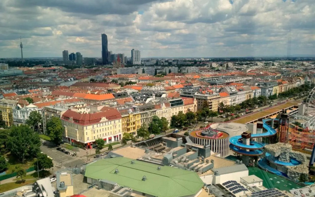 3 STOPS from the City Center!