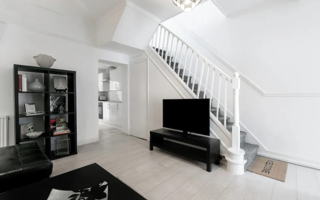 Beautiful 4-bed House With Garden in London