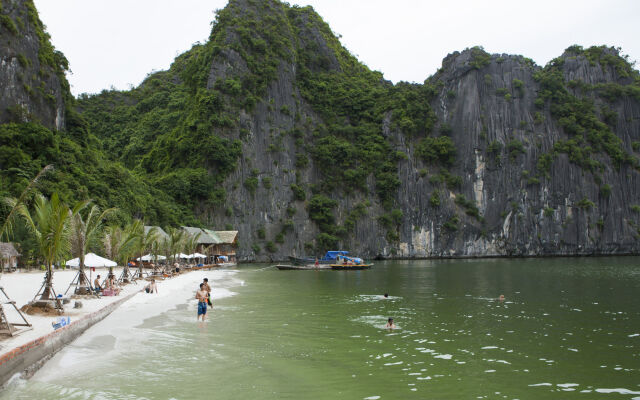 Cat Ba Sandy Beach Resort