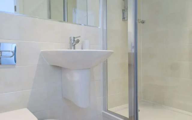 2 Bedroom Riverside Flat in Greenwich With Large Balcony