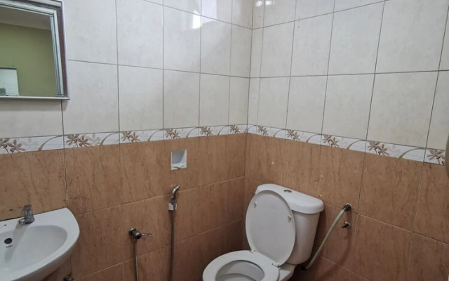 OYO 89817 Hotel Sura