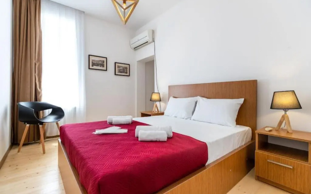 2 Bedroom Apartment Behind Opera House