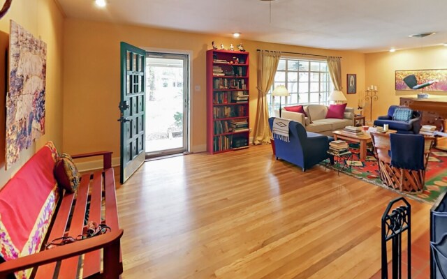 Light-Filled Charmer - 2 Br Home