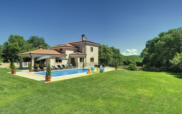 Villa With Pool and Sunshade in Rovinj