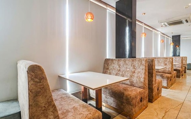 Fabhotel Twin Tree Suites