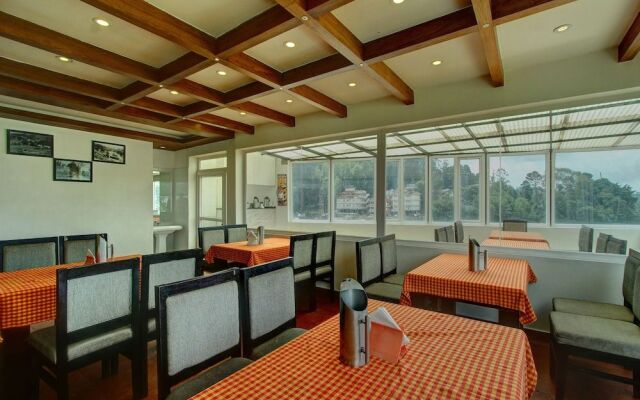 OYO 24825 Hotel Sholas Residency