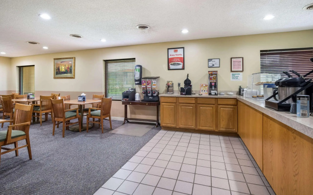 Econo Lodge Inn & Suites East
