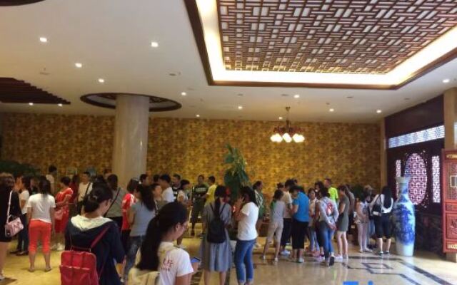 Maitreya Sanlong Hotel (Huquan Hot Spring Ecological Park Honghe Water Town Branch)