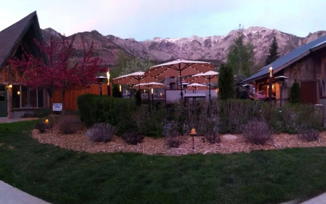 Twin Peaks Lodge & Hot Springs