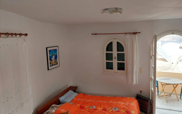 Akrotiri Cosy Studio with Patio and View