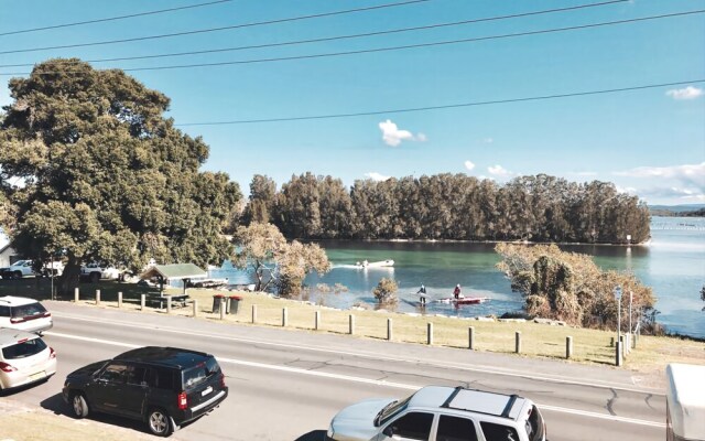 Wallis View - Lakeside Family Retreat