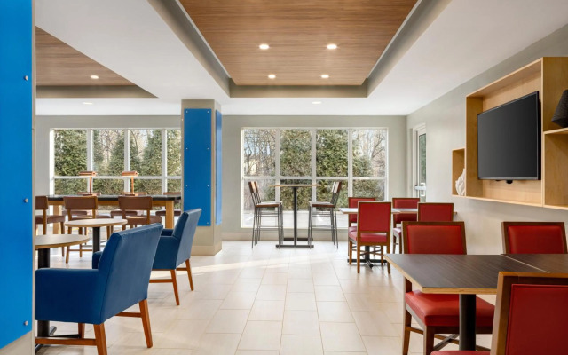 Holiday Inn Express & Suites Philadelphia - Mt. Laurel by IHG