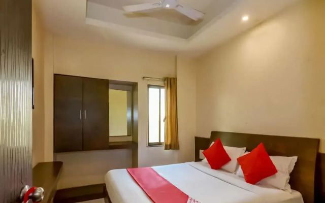 OYO 2453 Hotel Mangesh Plaza