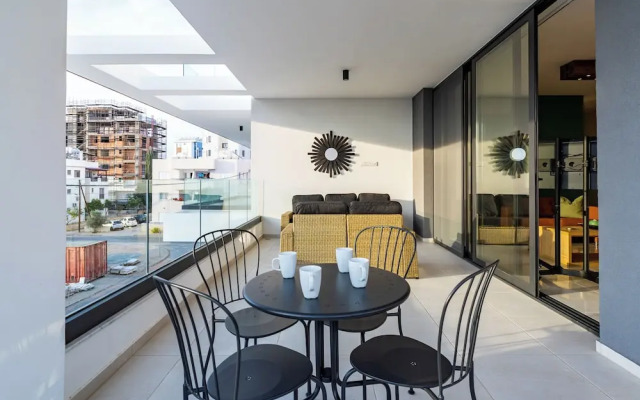 Beachcomber 2-BR Apartment in Larnaca