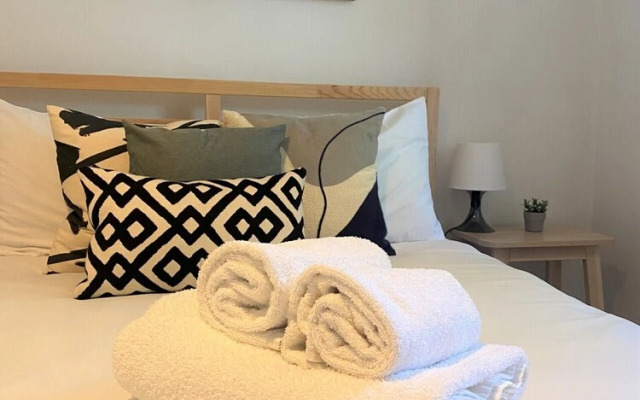 Restful Victorian Apartment With Garden and Deck