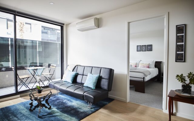 Sleek Arthouse Apartment With Pool Close to City