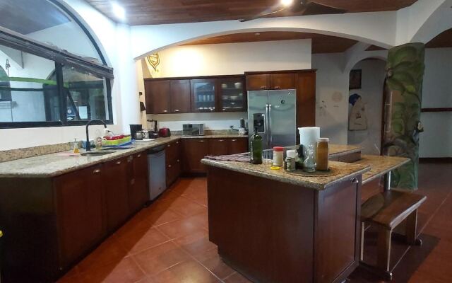 Casa Alice Surf Lodge - Hostel