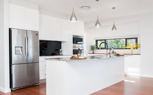 Hilltop Hideaway - Breathtaking views, moments to beach!