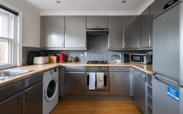 Pleasant Putney Home Close to the Tube Station