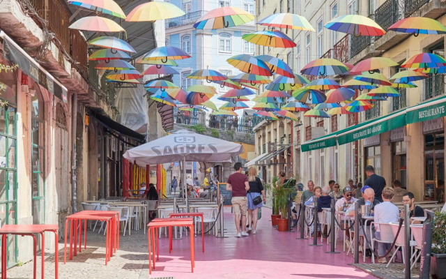 Sunny Pink Street Historical Apt, By TimeCooler