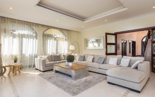 Palm Jumeirah Villa in Frond E by Deluxe Holiday Homes
