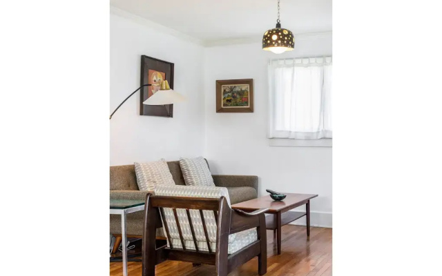 Charming 2 Bedroom Bungalow in Silver Lake