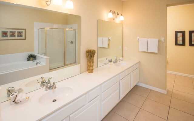 New Vista Cay Lyrica Near Pool Minutes to All Parks and Convention Center