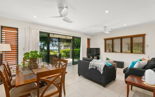 Beachfront Apartment with Ocean Views – Balcony – Cairns