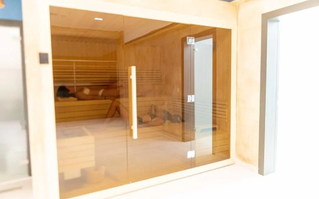 Mirror Hotel