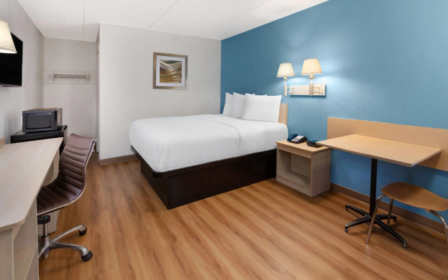 Travelodge by Wyndham Madison Heights MI