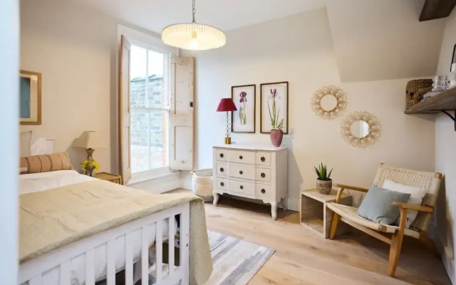 The Rosebery Retreat - Inviting 4bdr With Garden