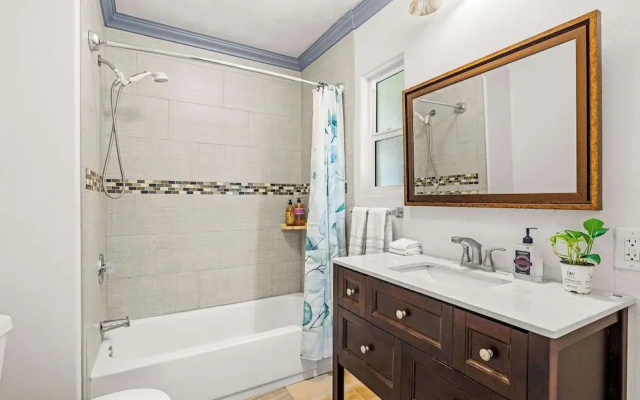 Not Affected by the Fire/spacious Retreat w/ Large Kitchen & Outdoor Patio
