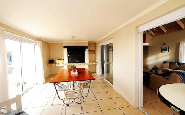 The Pelican - Stunning 3-bedroom Holiday Home in Langebaan