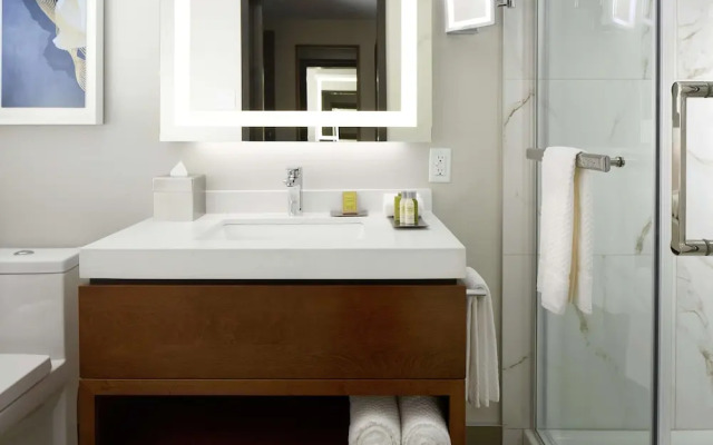 Doubletree By Hilton Montreal Airport