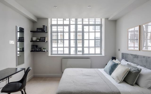 London s Calling - Farringdon - by Frankie Says