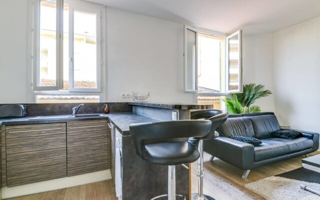 Beautiful Modern 2 Bedroom Apartment in Center
