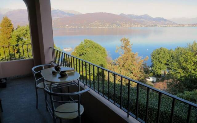 Rashad Studio With Lake View in Baveno