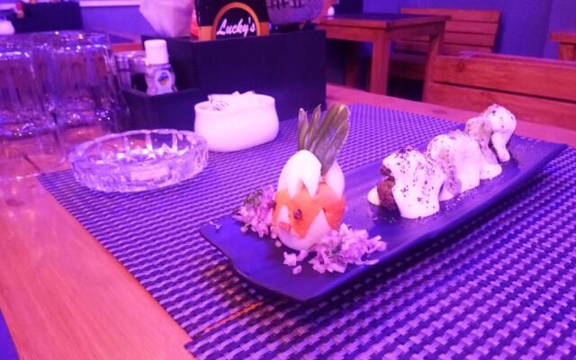 Lucky Restaurant And Guest House