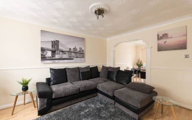 3 Bedroom House in Canning Town With Parking